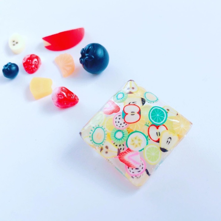 フルーツゼリーシリーズの
ブローチです✧*。
カバンに付けてもかわいいです。


オンラインショップ
https://rrrhandmade.thebase.in/

minnne
https://minne.com/@rrrhandmade